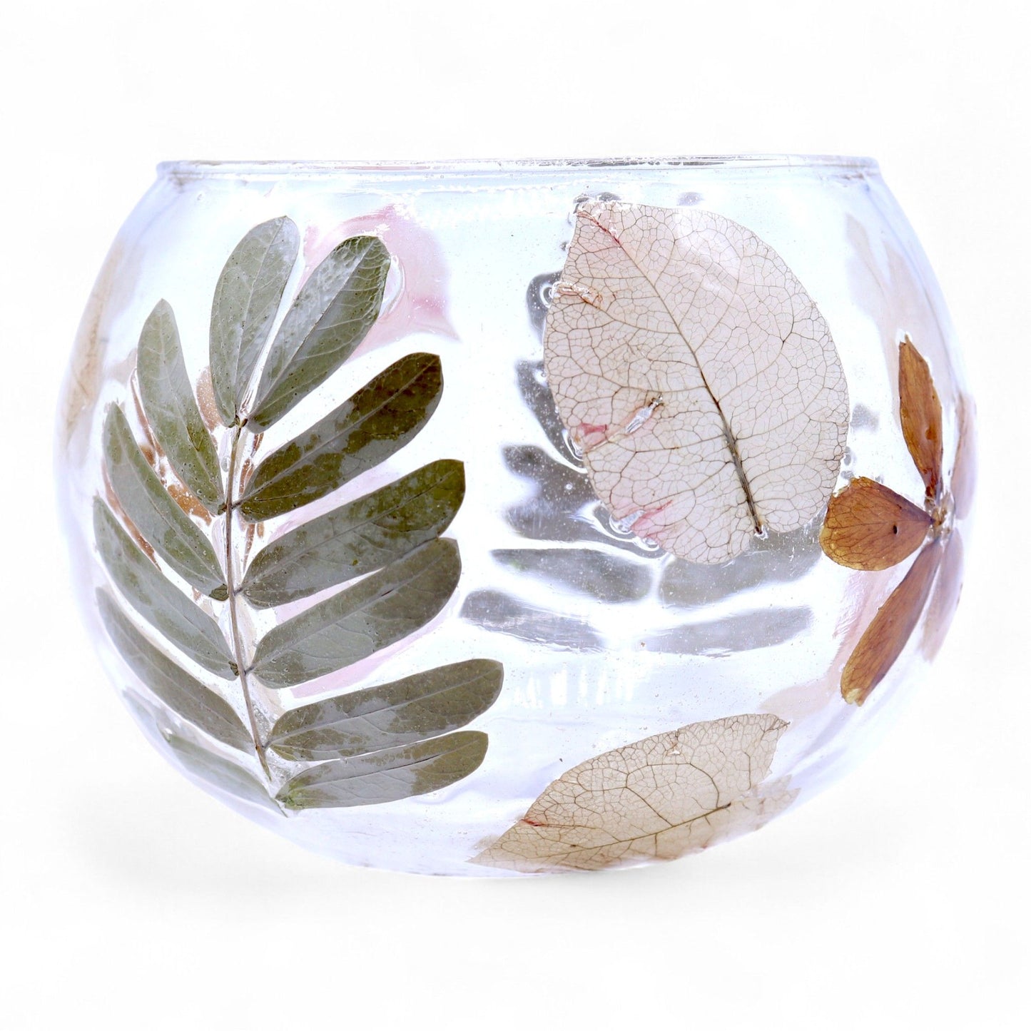 Detailed close up view highlighting the high quality craftsmanship and individual features of the natural floral glass bowl candle holder primavera 8x10cm620