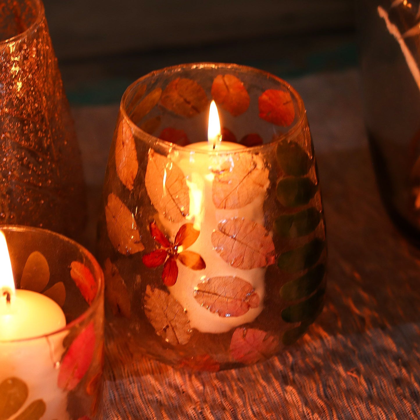 Detailed close up view highlighting the high quality craftsmanship and individual features of the natural floral glass vase candle holder primavera 12x11cm638