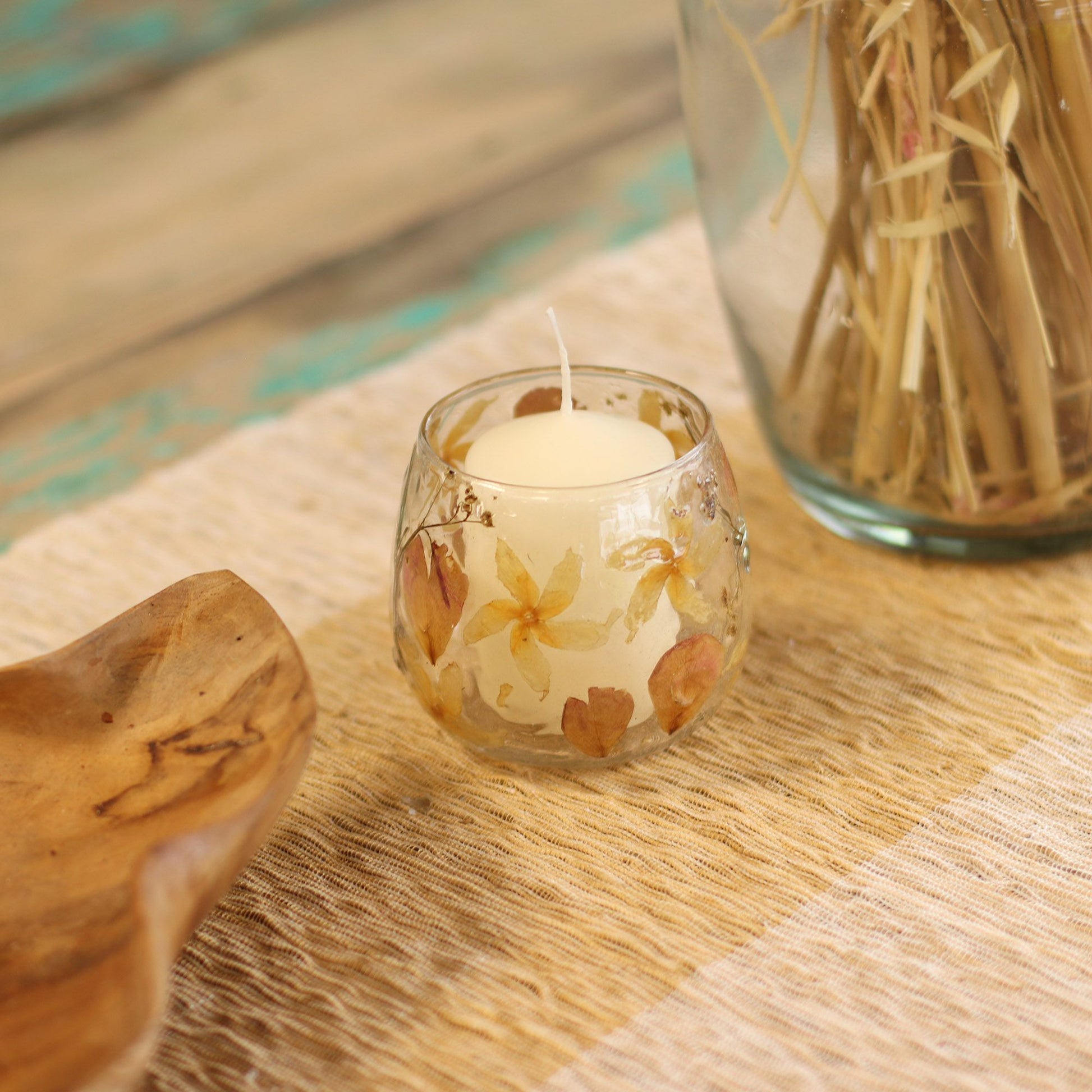 Detailed close up view highlighting the high quality craftsmanship and individual features of the natural floral glass straight candle holder rosa 8x8cm397