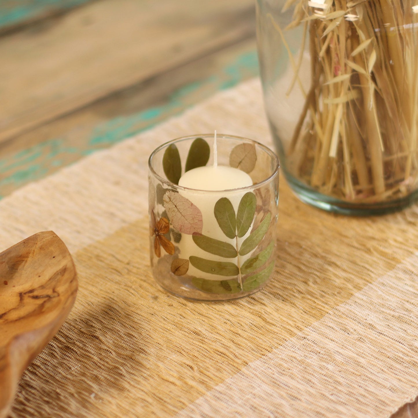 Detailed close up view highlighting the high quality craftsmanship and individual features of the natural floral glass straight candle holder primavera 8x8cm654