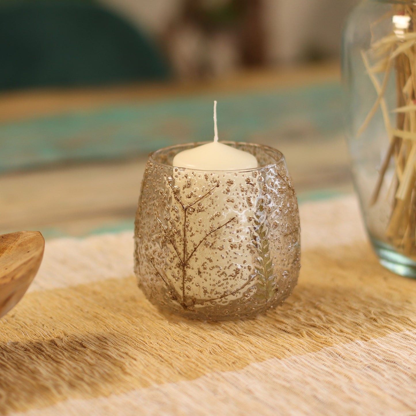 Detailed close up view highlighting the high quality craftsmanship and individual features of the natural floral glass straight candle holder pino 10x9cm651
