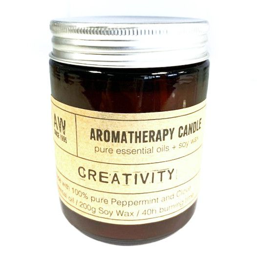 Luxury presentation of the aromatherapy candle creativity472 showing the premium artisan packaging and complete set contents